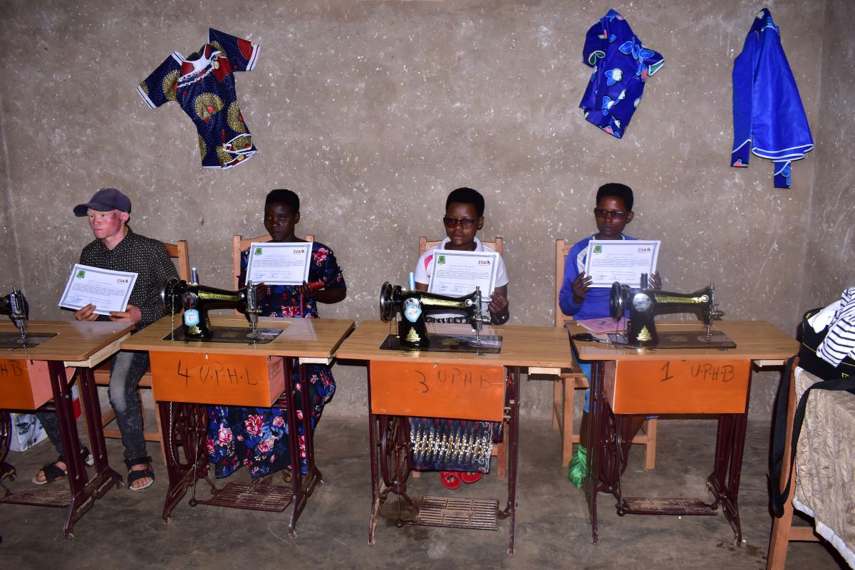 Quinze jeunes handicapés de MAKAMBA et KAYOGORO certifiés en différents métiers
